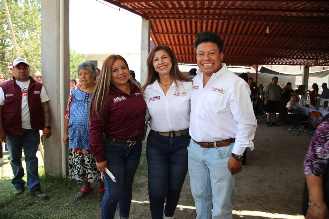 Profesor Félix Esquivel en encuentro comunitario con líderes sociales